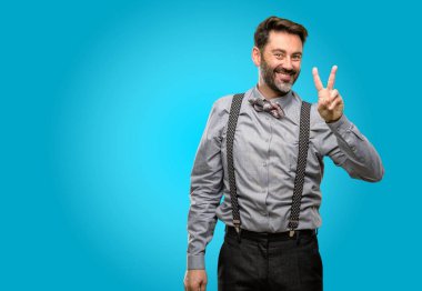 Orta yaş adam, sakal ve papyon parmaklar, yetiştirme iki numaralı