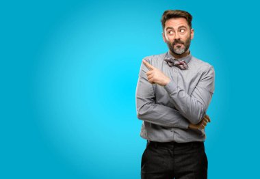 Orta yaş adam, sakal ve papyon uzak yan parmak ile işaret