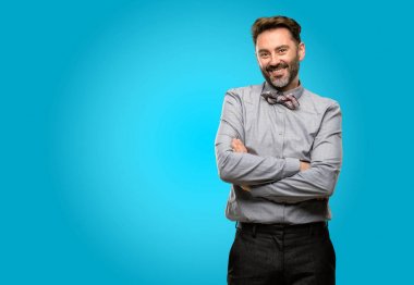 Orta yaş adam, sakal ve papyon kendinden emin ve mutlu bir büyük doğal gülümseme gülmek ile çapraz kollu