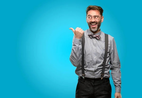 Homme Âge Moyen Avec Barbe Noeud Papillon Pointant Côté Avec — Photo