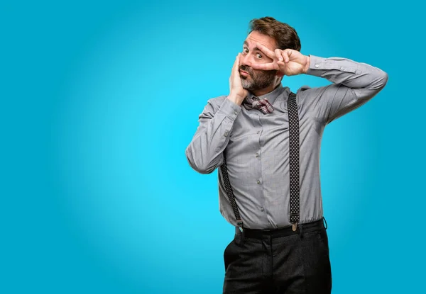 Medelålders Man Med Skägg Och Fluga Tittar Kameran Fingrar Seger — Stockfoto