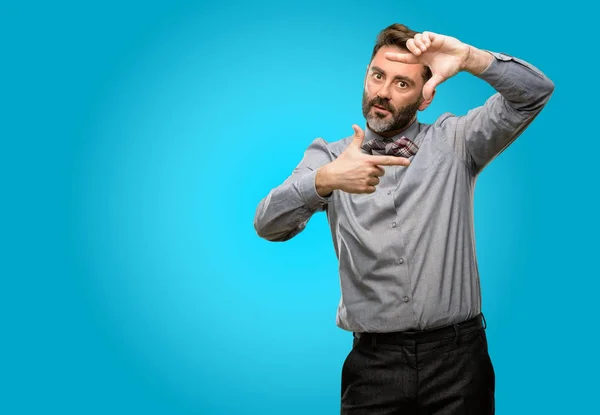 Uomo Mezza Età Con Barba Papillon Fiducioso Felice Mostrando Mani — Foto Stock