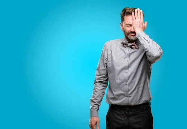 Hombre Mediana Edad Con Barba Pajarita Estresante Manteniendo Mano Cabeza —  Fotos de Stock