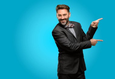 Orta yaş adam, sakal ve papyon uzak yan parmak ile işaret