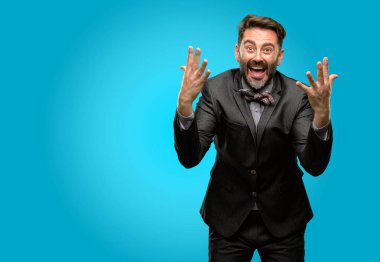 Orta yaş adam, sakal ve papyon mutlu ve ifade wow jest tezahürat