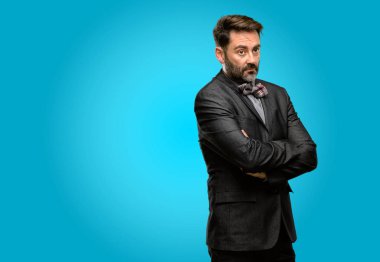 Orta yaş adam, sakal ve papyon kendinden emin ve mutlu bir büyük doğal gülümseme gülmek ile çapraz kollu