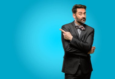 Orta yaş adam, sakal ve papyon uzak yan parmak ile işaret