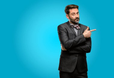 Orta yaş adam, sakal ve papyon uzak yan parmak ile işaret