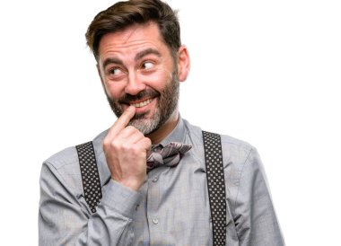 Orta yaş adam, sakal ve papyon kendinden emin ve mutlu bir büyük doğal gülümseme beyaz arka plan üzerinde izole gülüyor