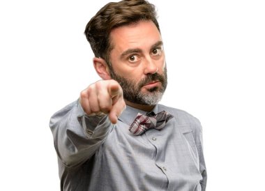 Orta yaş adam, sakal ve papyon önüne beyaz arka plan üzerinde izole parmakla işaret