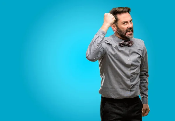 Homem Meia Idade Com Barba Laço Irritado Irritado Expressando Emoção — Fotografia de Stock