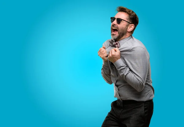 Uomo Mezza Età Con Barba Papillon Felici Emozionati Celebrano Vittoria — Foto Stock