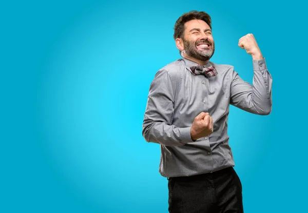 中年男子 与胡子和弓领带高兴和兴奋庆祝胜利表达了巨大的成功 能量和积极的情绪 庆祝新工作快乐 — 图库照片