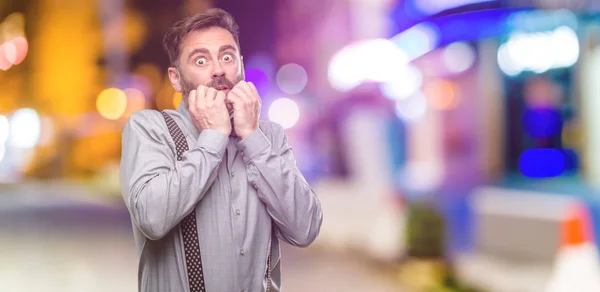 Uomo Mezza Età Con Barba Papillon Terrorizzati Nervosi Esprimendo Ansia — Foto Stock