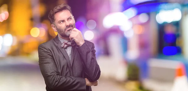 Homem Meia Idade Com Barba Laço Pensando Pensativo Com Cara — Fotografia de Stock