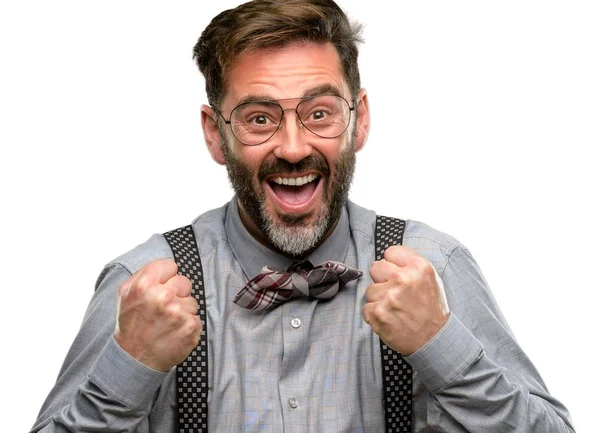 Мужчина Средних Лет Бородой Галстуком Бабочкой Счастлив Взволнован Выражая Победный — стоковое фото