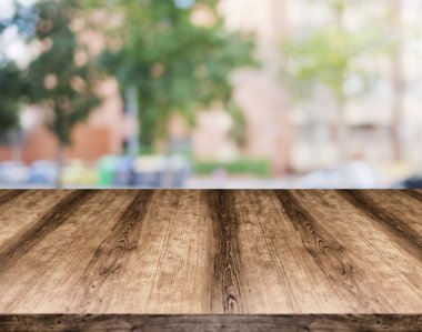Ahşap boş masa kurulu önünde arka plan bulanık. Görüntülemek için kullanılan veya herhangi bir ürün montaj. Ürün görüntüleme için alay.