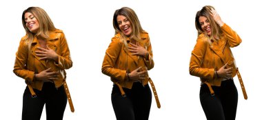 Güzel genç kadın kendinden emin ve mutlu beyaz arka plan üzerinde gülüyor büyük bir doğal gülümseme ile