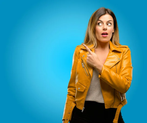 Hermosa Joven Señalando Lado Con Dedo Fondo Azul — Foto de Stock