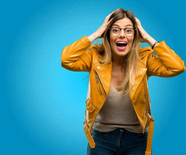 Hermosa Joven Feliz Sorprendida Animando Expresando Wow Gesto Fondo Azul —  Fotos de Stock