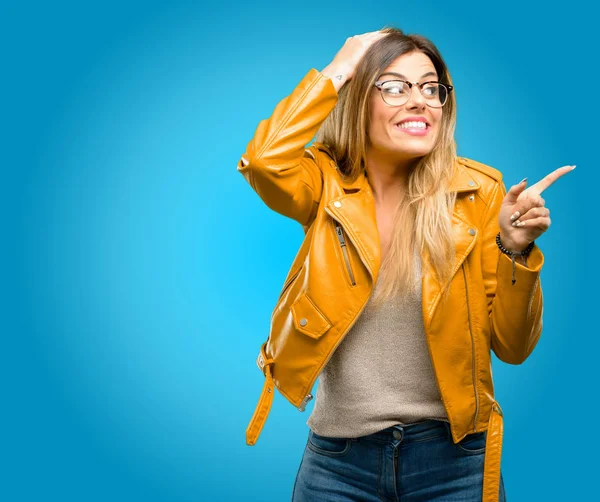 Schöne Junge Frau Zeigt Mit Dem Finger Seitlich Weg Blauer — Stockfoto