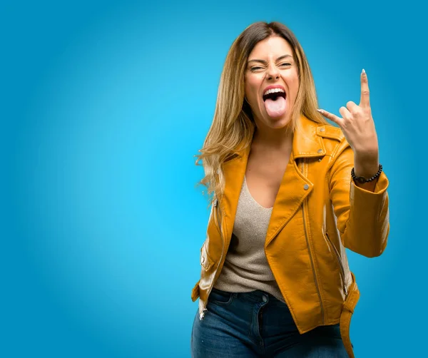 Güzel Genç Kadın Rock Simge Elle Yapma Bağırarak Dilini Çıkarmış — Stok fotoğraf