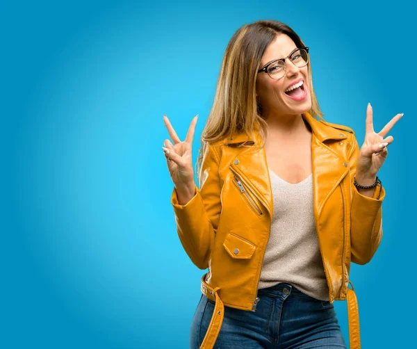 Mulher Bonita Olhando Para Câmera Mostrando Tong Fazendo Sinal Vitória — Fotografia de Stock