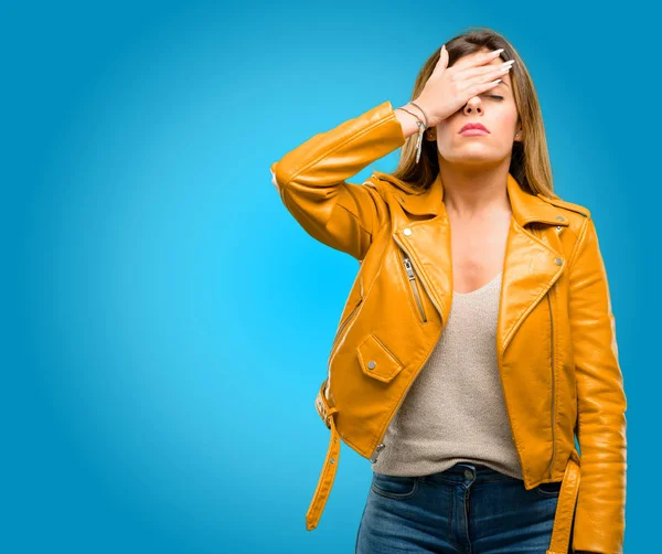 Hermosa Mujer Joven Estresante Mantener Mano Cabeza Cansado Frustrado Fondo — Foto de Stock