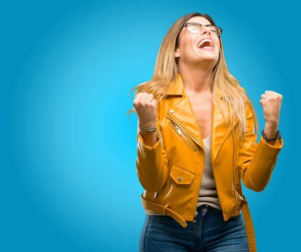 Mulher Jovem Bonita Feliz Animado Expressando Gesto Vencedor Vitória Bem — Fotografia de Stock