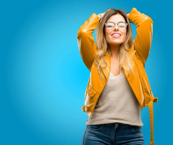 Bela Jovem Mulher Confiante Feliz Com Grande Sorriso Natural Rindo — Fotografia de Stock