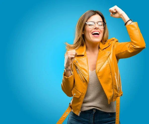 Hermosa Mujer Joven Feliz Emocionado Expresando Gesto Ganador Éxito Celebración —  Fotos de Stock