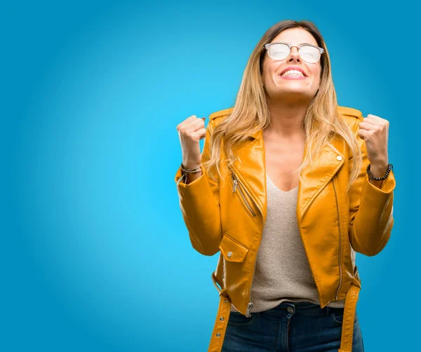 Schöne Junge Frau Glücklich Und Aufgeregt Die Den Sieg Feiert — Stockfoto