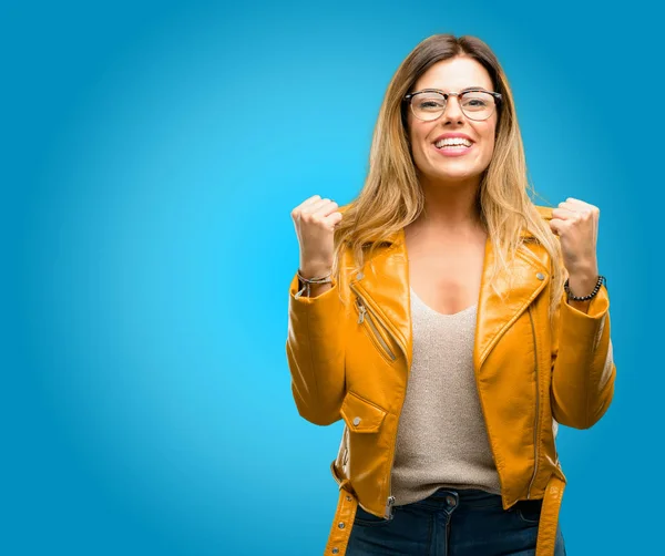 Hermosa Joven Feliz Emocionada Celebrando Victoria Expresando Gran Éxito Poder —  Fotos de Stock