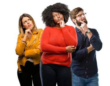 Grup üç genç erkek ve kadınların düşünme ve şüphe ve merak ifade arıyorum