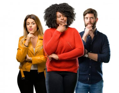 Üç genç erkek ve kadınların grup ifadesi şüphe, şaşırtmak ve kavramı, belirsiz gelecek merak ediyorum