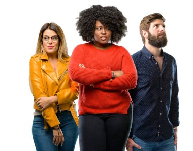 Grup üç genç erkek ve Kadınlar kendinden emin ve mutlu yan seyir büyük bir doğal gülümseme ile