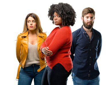 Grup üç genç erkek ve Kadınlar kendinden emin ve mutlu bir büyük doğal gülümseme kameraya bakıyor