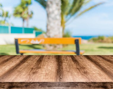 Ahşap boş masa kurulu önünde arka plan bulanık. Görüntülemek için kullanılan veya herhangi bir ürün montaj. Ürün görüntüleme için alay.