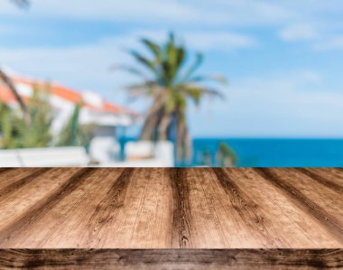 Ahşap boş masa kurulu önünde arka plan bulanık. Görüntülemek için kullanılan veya herhangi bir ürün montaj. Ürün görüntüleme için alay.