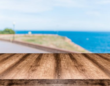 Ahşap boş masa kurulu önünde arka plan bulanık. Görüntülemek için kullanılan veya herhangi bir ürün montaj. Ürün görüntüleme için alay.