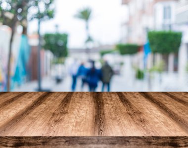 Ahşap boş masa kurulu önünde arka plan bulanık. Görüntülemek için kullanılan veya herhangi bir ürün montaj. Ürün görüntüleme için alay.