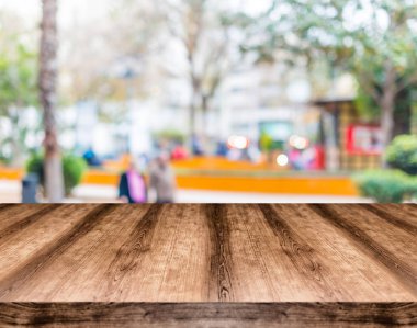 Ahşap boş masa kurulu önünde arka plan bulanık. Görüntülemek için kullanılan veya herhangi bir ürün montaj. Ürün görüntüleme için alay.