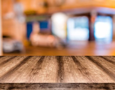 Ahşap boş masa kurulu önünde arka plan bulanık. Görüntülemek için kullanılan veya herhangi bir ürün montaj. Ürün görüntüleme için alay.