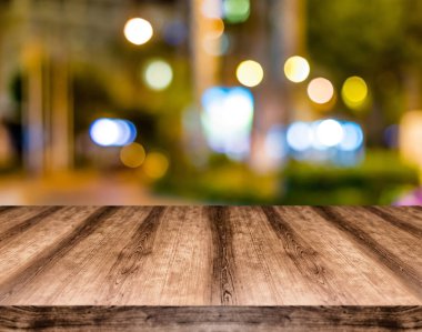 Ahşap boş masa kurulu önünde arka plan bulanık. Görüntülemek için kullanılan veya herhangi bir ürün montaj. Ürün görüntüleme için alay.