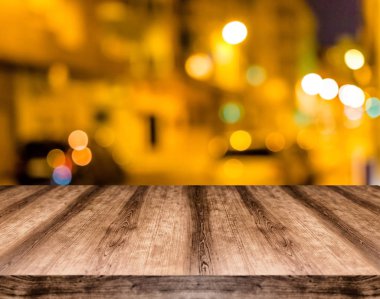 Ahşap boş masa kurulu önünde arka plan bulanık. Görüntülemek için kullanılan veya herhangi bir ürün montaj. Ürün görüntüleme için alay.