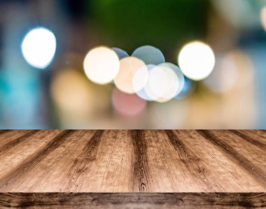 Ahşap boş masa kurulu önünde arka plan bulanık. Görüntülemek için kullanılan veya herhangi bir ürün montaj. Ürün görüntüleme için alay.