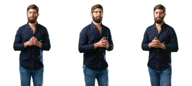 Kendinden emin ve mutlu beyaz arka plan üzerinde izole gülüyor büyük bir doğal gülümseme ile sakallı genç adam