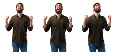 Sakal mutlu ve heyecanlı kutluyor zafer büyük başarı, güç, enerji ve olumlu duygular ifade olan genç adam. Yeni iş neşeli beyaz arka plan üzerinde izole kutluyor