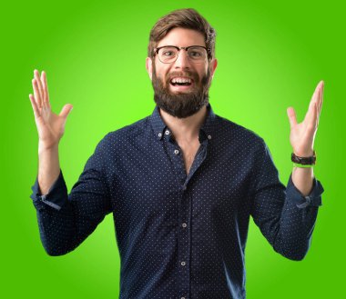 Mutlu ve ifade wow jest yeşil arka plan üzerinde tezahürat büyük sakallı genç hipster adam