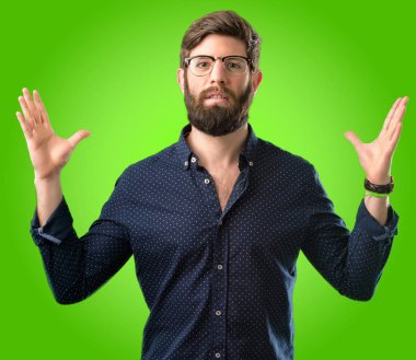 Mutlu ve ifade wow jest yeşil arka plan üzerinde tezahürat büyük sakallı genç hipster adam